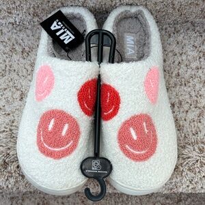 NWT Mia slippers